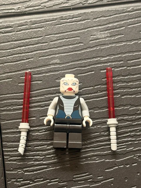 Lego Star Wars Asajj Ventress Minifigure 7957 w/ Sabers
