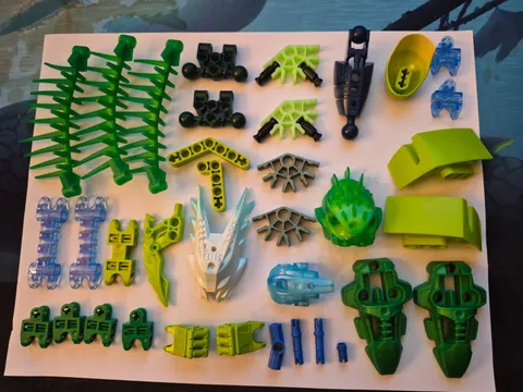 Lego Bionicle Misc. (40) Piece Lot with Barraki Ehlek (8920) Components