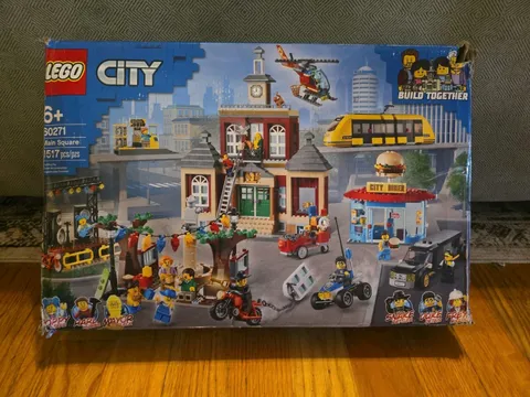 LEGO City Main Square 60271 New *Damaged Box Free Shipping 