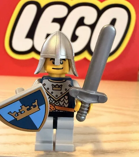 Lego Fantasy Crown Knight Minifigure With Accessories 