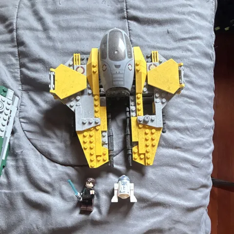LEGO Star Wars Anakin’s Jedi Starfighter 75214 Anakin & R2-D2 Yellow/Gray