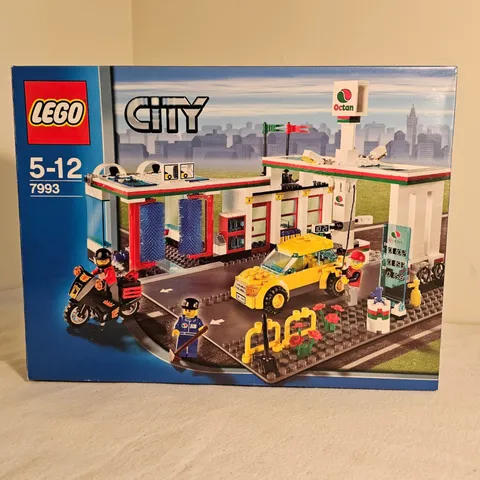 LEGO City Great Vehicles Set 7993 Service Station COMPLETE Garage Car Wash