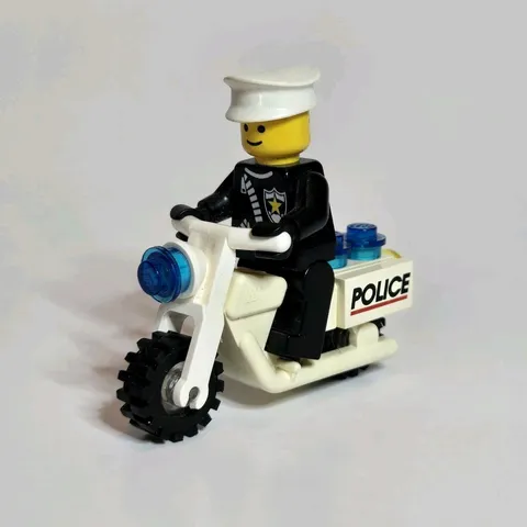 LEGO Vintage Police Motorcycle & Policeman Minifigure Classic Lego City