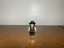 LEGO Pirates Of Caribbean Angelica minifigure (READ DESCRIPTION)