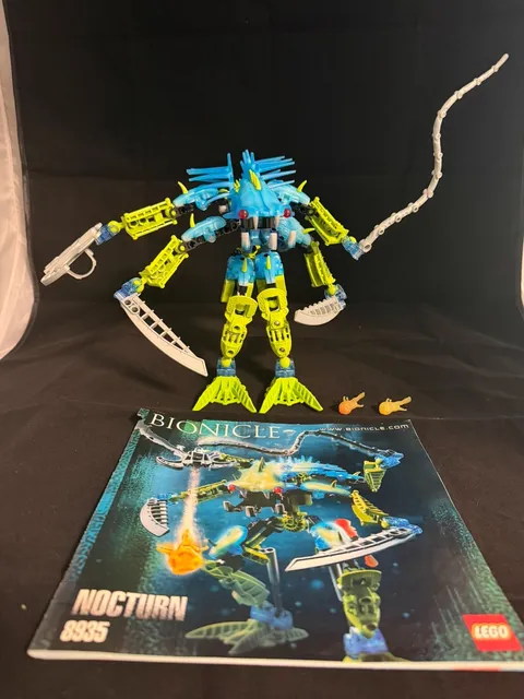 LEGO BIONICLE Nocturn (8935) with Manual and 2 Squids - Please Read