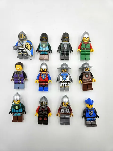 1 NEW RANDOM LEGO MEDIEVAL KNIGHT MINIFIGURE CASTLE KNIGHTS LION WOLF KRAKEN ETC