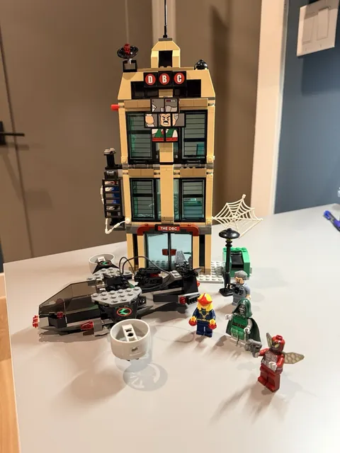 LEGO Spider-Man: Daily Bugle Showdown (76005) - Complete With Mini Figs & Books