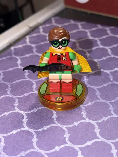 LEGO Dimensions Robin Minifigure w/ Yellow Cape & Bow on "R" Base 71264
