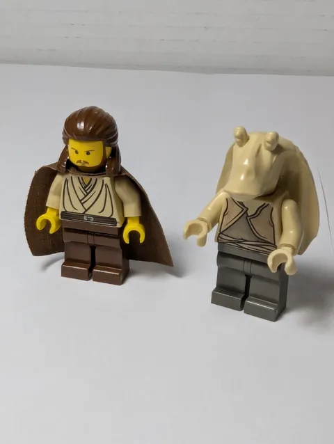 LEGO Star Wars Qui-Gon Jinn & Jar Jar Binks Minifigures with Cape & Lightsaber