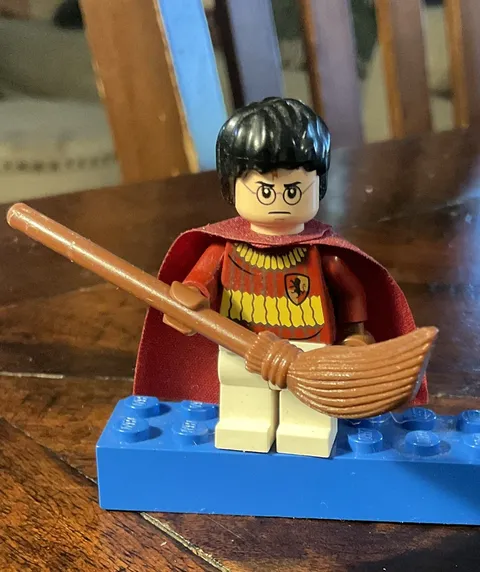Lego Harry Potter Minifigure Dark Red Quidditch Uniform + Broom