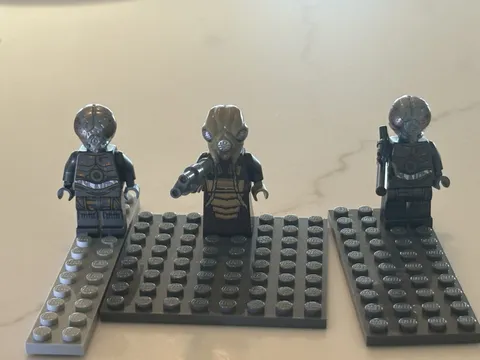 Rare Lego Zuckus And 2 4 LOM Star Wars Mini-figures In Pristine Condition.