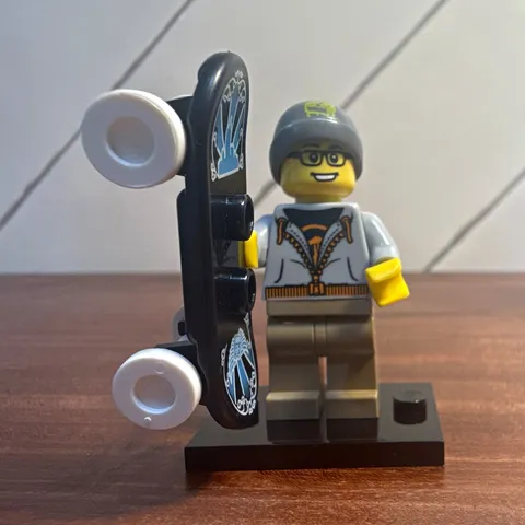 LEGO Minifigures Series 4 Street Skater 8804 CMF 2011 Skateboard