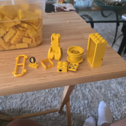 LEGO Yellow Bricks Bulk 2 lbs and more than 250 pieces of random yellow legos