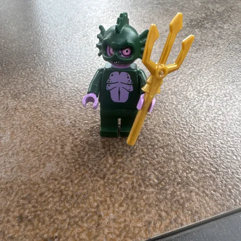 LEGO (Scooby-Doo 75903) Swamp Monster / Mr. Brown Minifigure scd014 w/ Trident