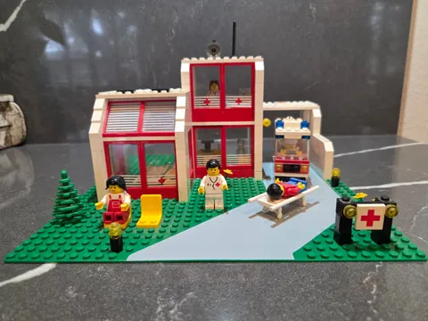 LEGO 6380 Emergency Treatment Centre Hospital - Vintage 1987 Town - w/ Manual
