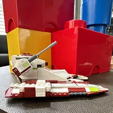 LEGO Star Wars Republic Fighter Tank set 75342. All minifigures included
