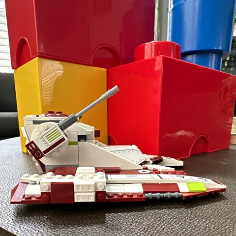 LEGO Star Wars Republic Fighter Tank set 75342. All minifigures included