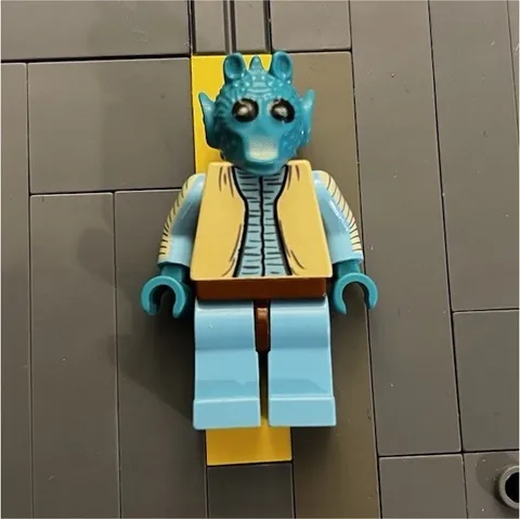 LEGO Star Wars 2004 Greedo Minifigure (small scratch on left arm)