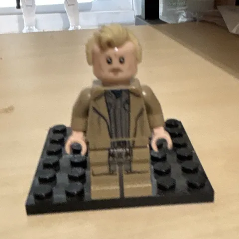 LEGO Minifigure Star Wars Tobias Beckett wrong hand color good con