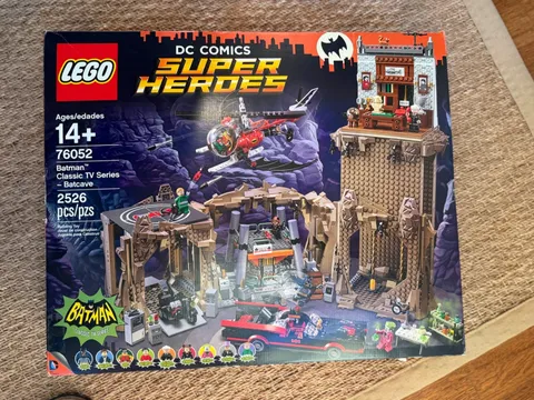 LEGO DC Comics Super Heroes: Batman Classic TV Series - Batcave (76052)