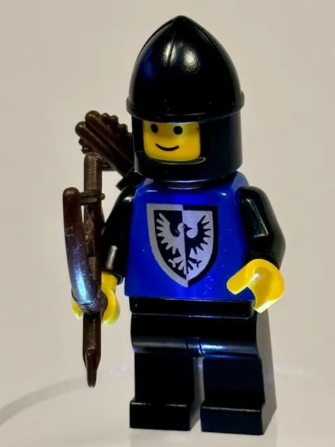 LEGO® Vintage 1984 Castle "Black Falcon" (cas301) Sheild, Quiver, Bow *Excellent
