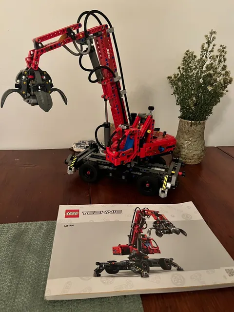 LEGO TECHNIC: Material Handler (42144)