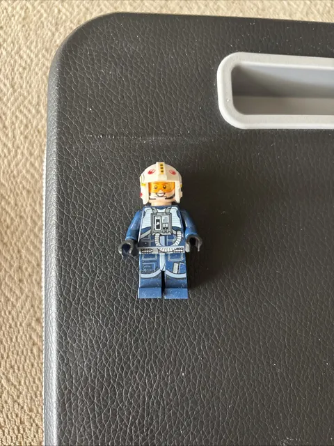 LEGO Star Wars Rebel Pilot Minifigure White Helmet Flight Suit