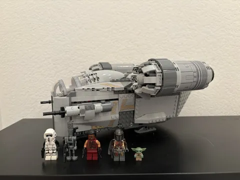 LEGO Star Wars: The Mandalorian The Razor Crest (75292) w/ Figs and Accessories