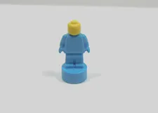 LEGO Medium Azure w/ Yellow Head Statuette Trophy Accessory Minifig Q7