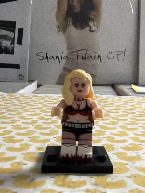RED FIRE FLAME BIKINI NIGHT MISTRESS SULTRY LONG BLONDE HAIR LEGO MINIFIG FIGURE
