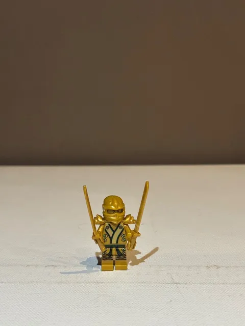 Lego Ninjago Golden Lloyd Minifigure njo0073 with swords