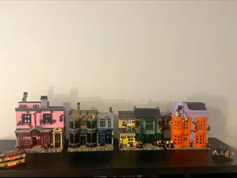 LEGO Harry Potter: Diagon Alley (75978) Near Complete w/ Minifigs + Monster Book