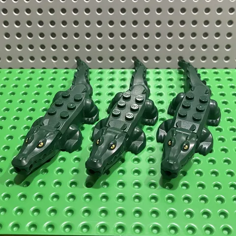 3 LEGO Dark Green Alligator / Crocodile 20 Teeth Yellow Eyes 18904C01PB01