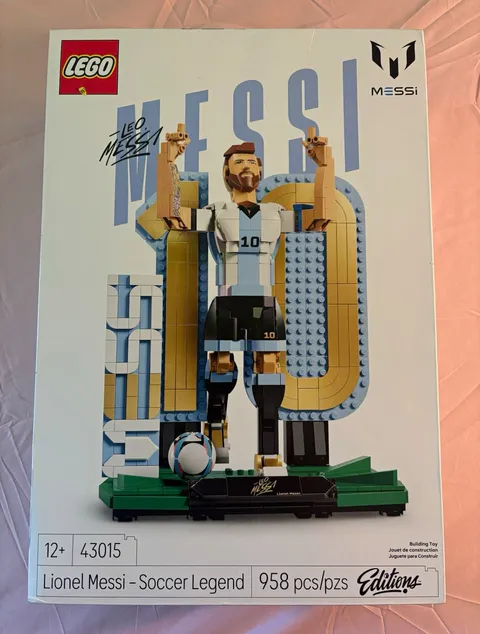 LEGO Editions 43015 Lionel Messi Soccer Legend 958-Piece 2-in-1 Set