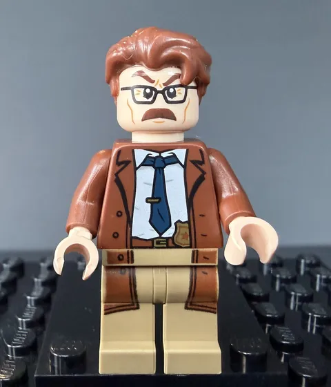 Lego Commissioner Gordon Minifigure #sh0591 Reddish Brown Set #76120 Batman