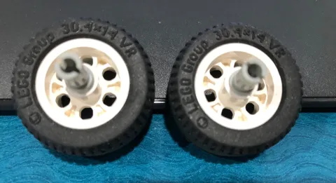 LEGO PART 2994c01 30.4 X 14 VR TIRE WITH WHITE RIM AND AXLE 2 PIECES