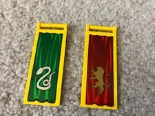 2 LEGO Harry Potter YELLOW BANNERS LION SNAKE replacement parts 4709 Slytherine