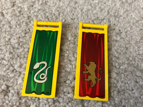 2 LEGO Harry Potter YELLOW BANNERS LION SNAKE replacement parts 4709 Slytherine