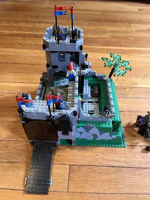 VINTAGE 1990 Lego Castle King's Mountain Fortress 6081 NEAR COMPLETE
