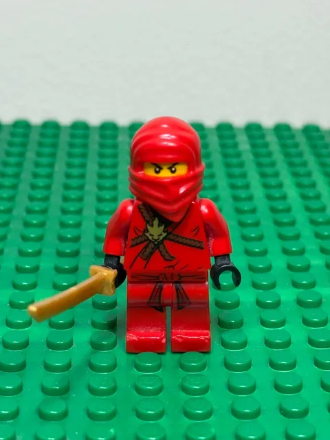 LEGO NINJAGO Kai Minifigure njo0007 2011 Golden Weapons w/ Gold Sword