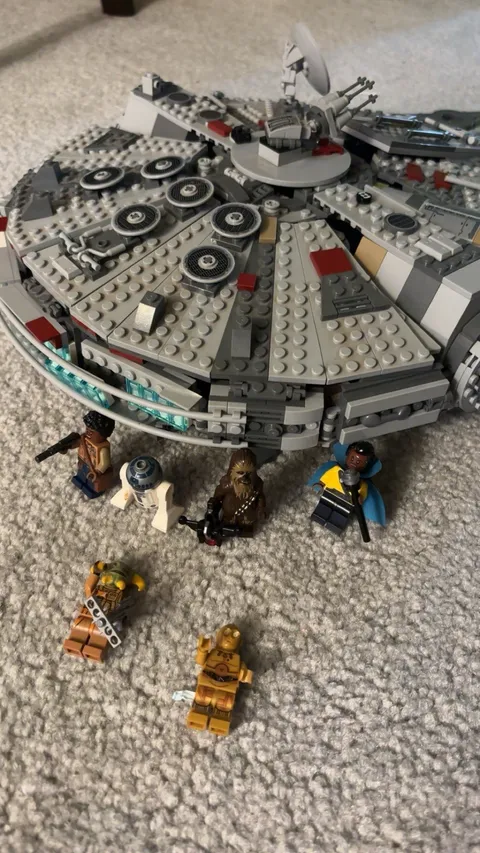 LEGO Star Wars: Millennium Falcon (75257) Missing Maybe Three Pieces