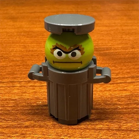 LEGO Minifigure Green Head Angry Face in Gray Trash Can Costume Figure