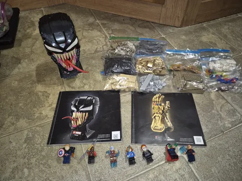 LEGO Super Heroes: Venom (76187), Infinity Gauntlet (76191) + Minifigure Lot