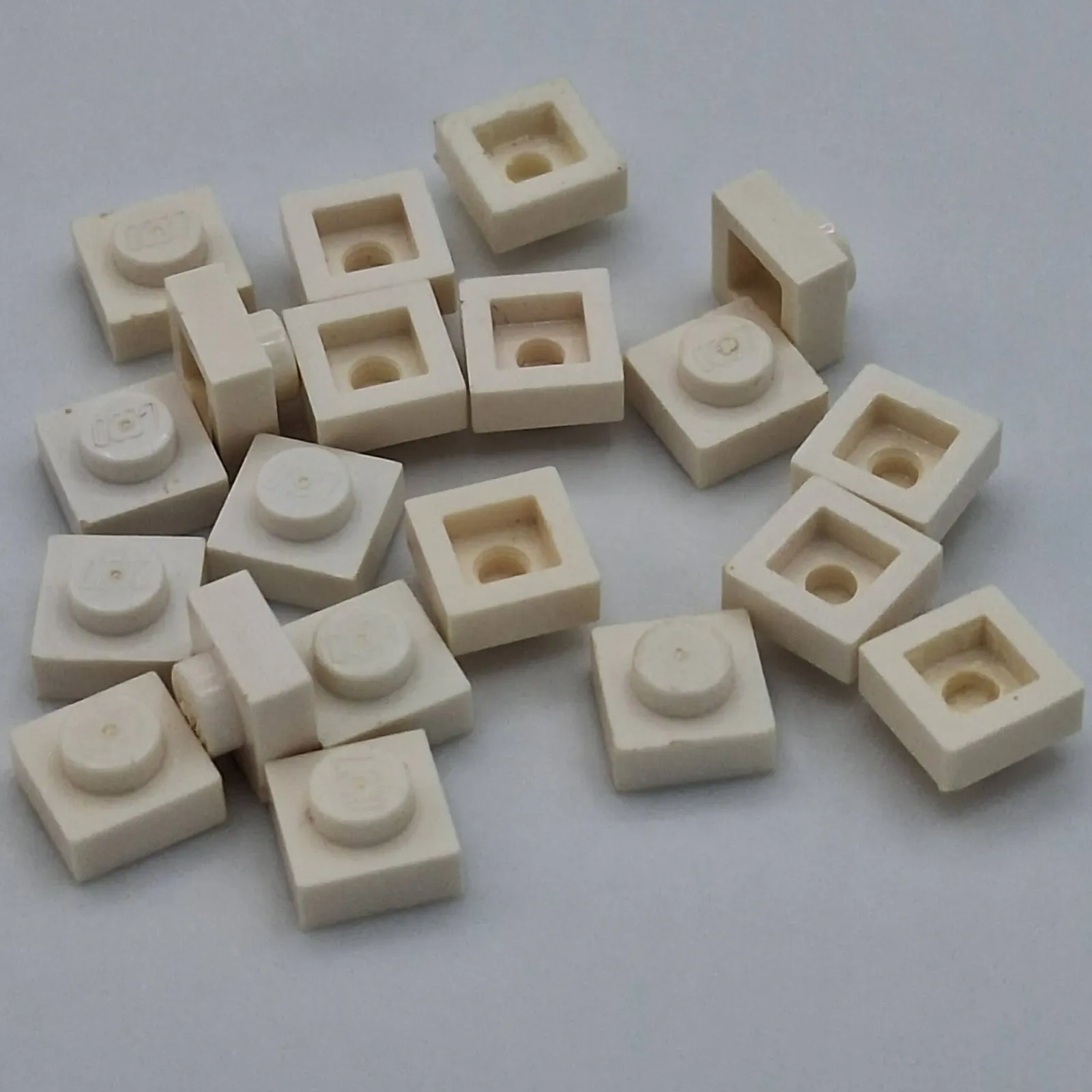 Lego - 20 Basic White 1 x 1 Stud Plates 3024