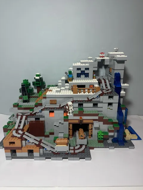 LEGO Minecraft 21137 - Mountain Cave - 95% Complete - Build + Some Figures As Is