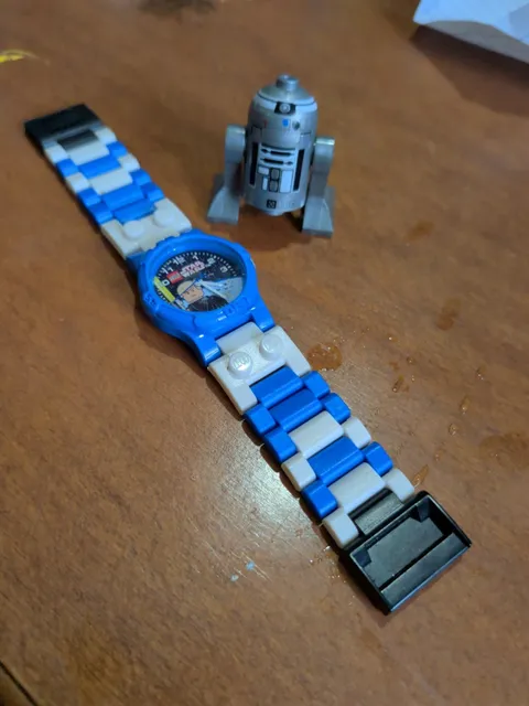 LEGO Star Wars R2-Q2 Super Astromech Droid Minifigure & Luke Skywalker Watch