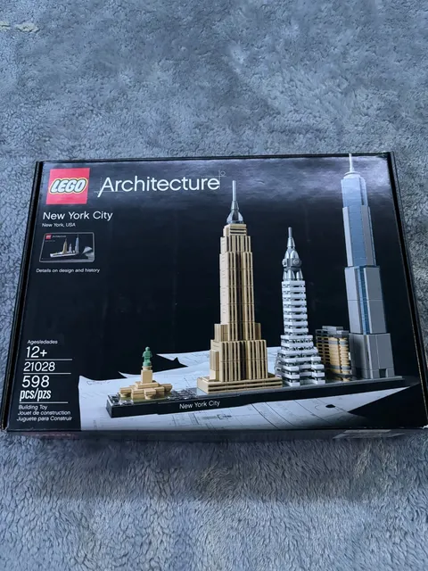 LEGO ARCHITECTURE: New York City Pieces in Box with Instructions.