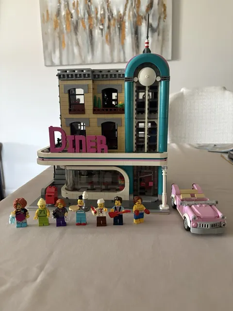 LEGO CREATOR: Downtown Diner (10260) 100 complete