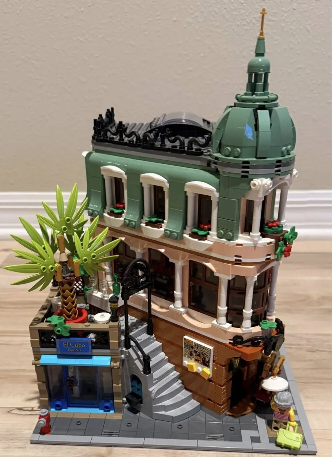 LEGO Modular Buildings Boutique Hotel (10297) 100% Complete