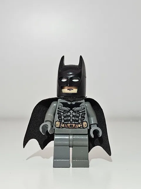 LEGO Batman BAT024 DC Super Heroes Dark Knight Gray Suit 7888 Great condition